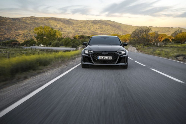 Test Audi RS3 Sedan: kompaktna športna limuzina z legendarnim petvaljnikom