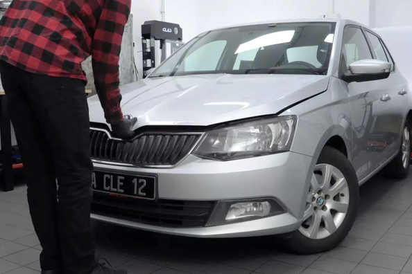 Skoda Fabia: kako odpreti pokrov motorja? Navodila po korakih Fotografija 1
