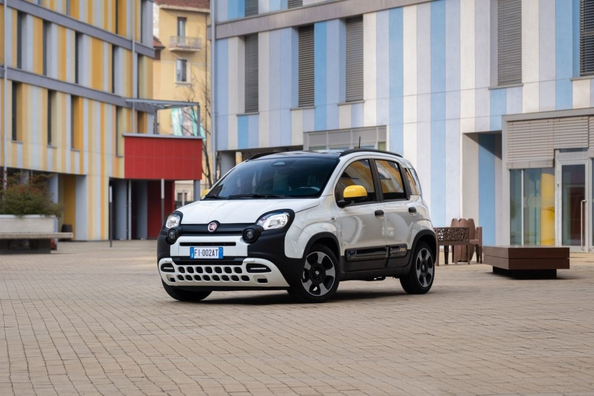 Pregled Fiat Pandina: posodobljena mestna kombilimuzina z blagim hibridom