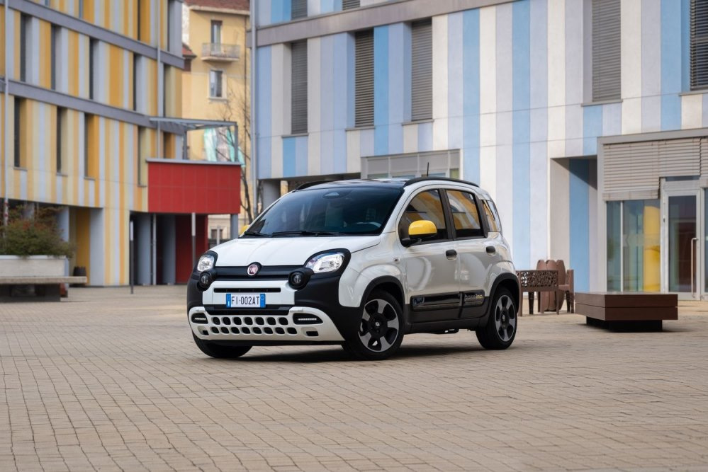 Pregled Fiat Pandina: posodobljena mestna kombilimuzina z blagim hibridom
