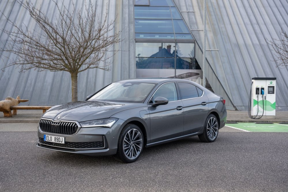 Skoda Superb iV: pregled hibridne različice za leto 2026