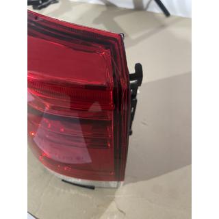 Znižano Zadnje luči 2016-2021 (OEM standard) Zadnja leva zunanja luč (na blatniku) (počena) Toyota Land Cruiser 200 2007–2021 fotografija 2