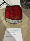 Lexus LX570/450d 2008–2022 Znižano: Zadnja zavorna luč (2012-2015) zunanja leva (na blatniku) (počena) fotografija 1