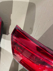 Toyota Land Cruiser 200 2007–2021 Znižano Zadnja leva notranja zadnja luč 2016-2021 (OEM standard) (na pokrov prtljažnika) (počena) fotografija 3