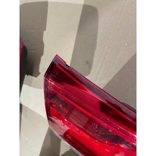 Znižano Zadnja leva notranja zadnja luč 2016-2021 (OEM standard) (na pokrov prtljažnika) (počena) Toyota Land Cruiser 200 2007–2021 fotografija 3