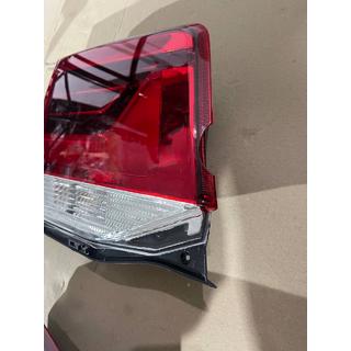 Znižano Zadnja leva notranja zadnja luč 2016-2021 (OEM standard) (na pokrov prtljažnika) (počena) Toyota Land Cruiser 200 2007–2021 fotografija 2