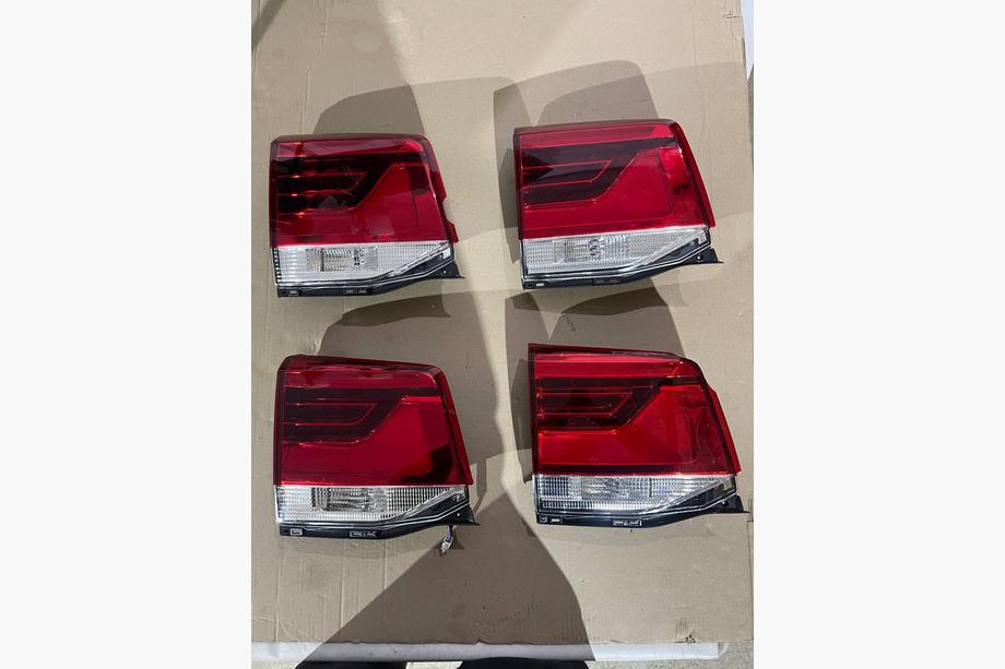 Toyota Land Cruiser 200 2007–2021 Znižano Zadnja leva notranja zadnja luč 2016-2021 (OEM standard) (na pokrov prtljažnika) (počena) Image