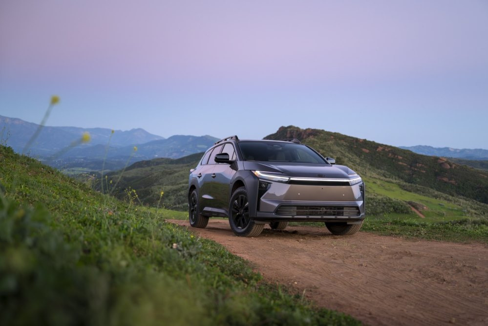 Toyota bZ Woodland 2026: pregled električnega terenskega crossoverja za pustolovščine