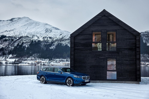 BMW 5 Series Touring (G61): karavan poslovnega razreda s premijskim udobjem Fotografija 1