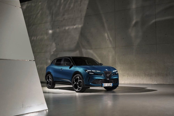 Pregled Alfa Romeo Junior (2025): hibrid in električni križanec v enem avtomobilu Fotografija 3