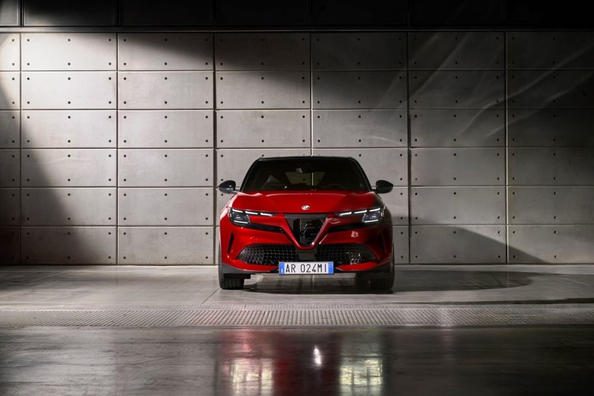Pregled Alfa Romeo Junior (2025): hibrid in električni križanec v enem avtomobilu Fotografija 1