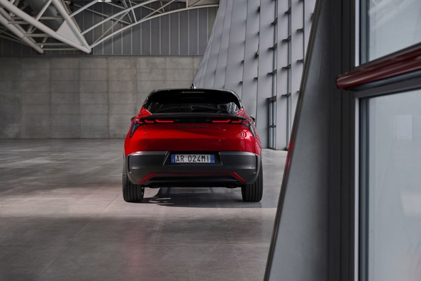 Pregled Alfa Romeo Junior (2025): hibrid in električni križanec v enem avtomobilu Fotografija 2