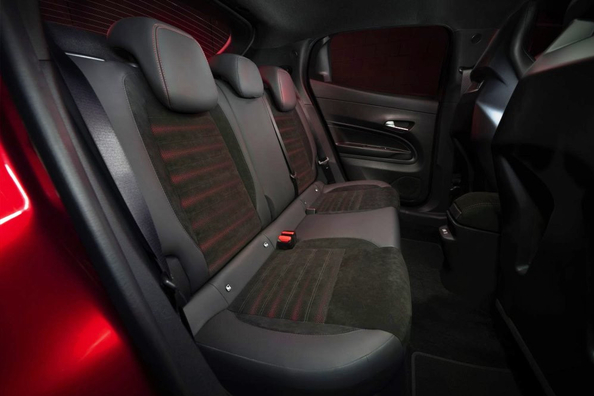 Pregled Alfa Romeo Junior (2025): hibrid in električni križanec v enem avtomobilu Fotografija 6