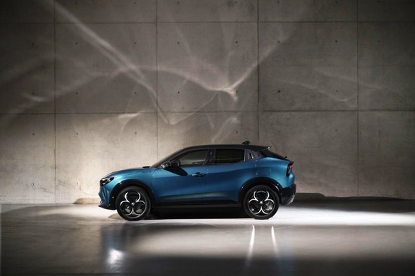 Pregled Alfa Romeo Junior (2025): hibrid in električni križanec v enem avtomobilu Fotografija 4