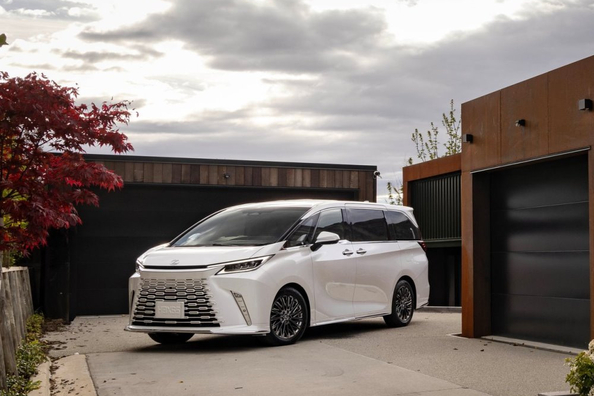 Lexus LM 500h: luksuzni hibridni enoprostorec za VIP prevoze