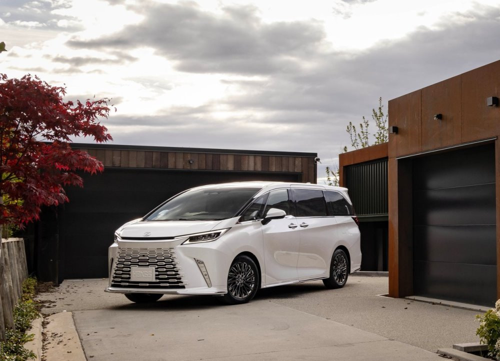 Lexus LM 500h: luksuzni hibridni enoprostorec za VIP prevoze