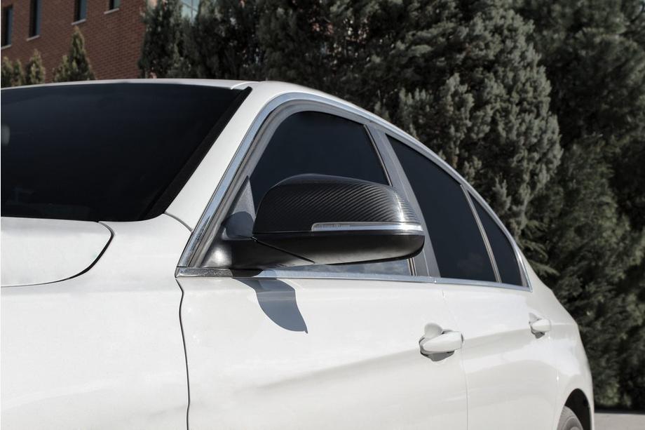 BMW serija 1 F20/F21 2011–2019 Karbonski pokrovi ogledal (2 kosa, pravi karbonski material) Fotografija 3