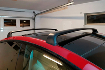Tesla Model 3 2017– Zaklepni OEM prečni nosilci za tovarniške pritrdilne točke (2 kosa) fotografija 2
