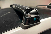 Tesla Model 3 2017– Zaklepni OEM prečni nosilci za tovarniške pritrdilne točke (2 kosa) fotografija 8