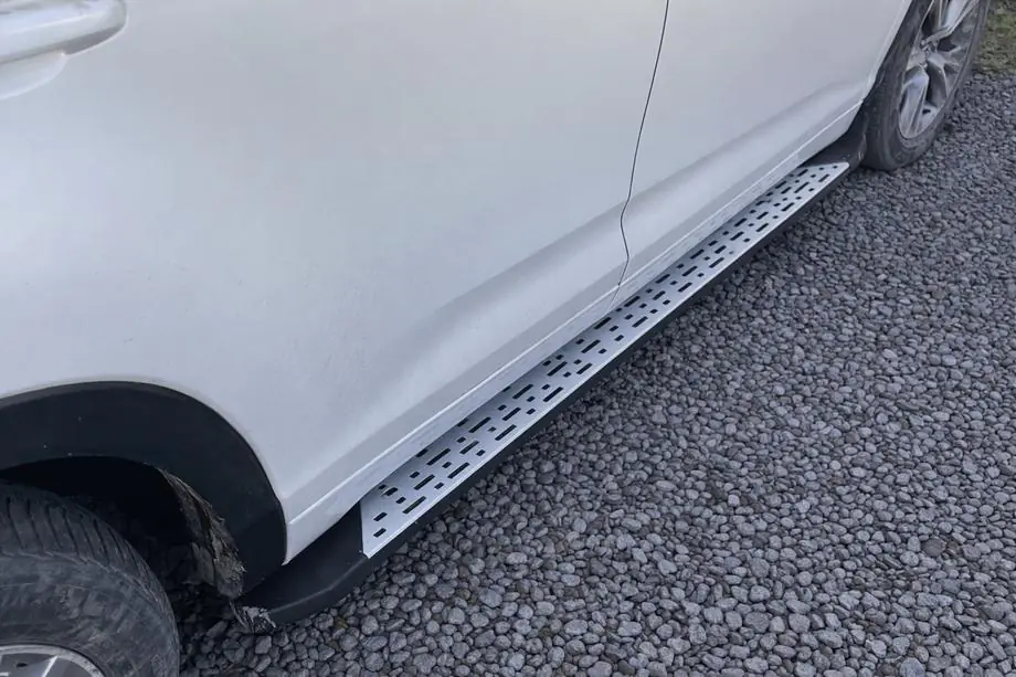 Toyota Highlander 2013–2019 Stranske stopnice Originalna zasnova (za EU in USA, 2 kosa, aluminij) Image