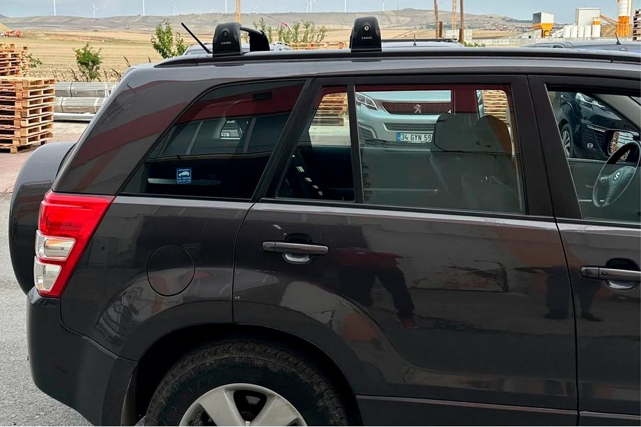 Suzuki Grand Vitara 2005–2017 Strešni nosilci (prečke) za tovarniška pritrdilna mesta Ecem V3 (2 kosa) Image