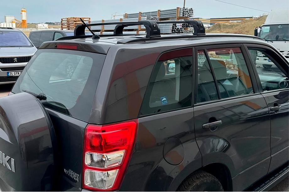 Suzuki Grand Vitara 2005–2017 Strešni nosilci (prečke) za tovarniška pritrdilna mesta Ecem V3 (2 kosa) Siva, 110 cm Fotografija 2