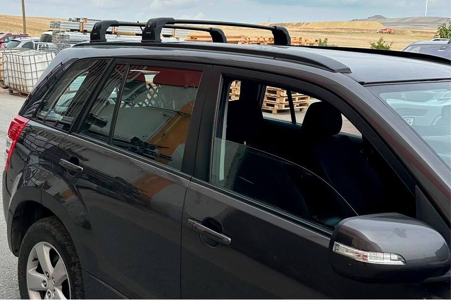 Suzuki Grand Vitara 2005–2017 Strešni nosilci (prečke) za tovarniška pritrdilna mesta Ecem V3 (2 kosa) Siva, 110 cm Fotografija 3