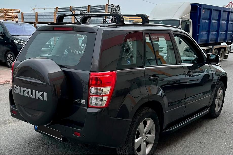 Suzuki Grand Vitara 2005–2017 Strešni nosilci (prečke) za tovarniška pritrdilna mesta Ecem V3 (2 kosa) Siva, 110 cm Fotografija 4