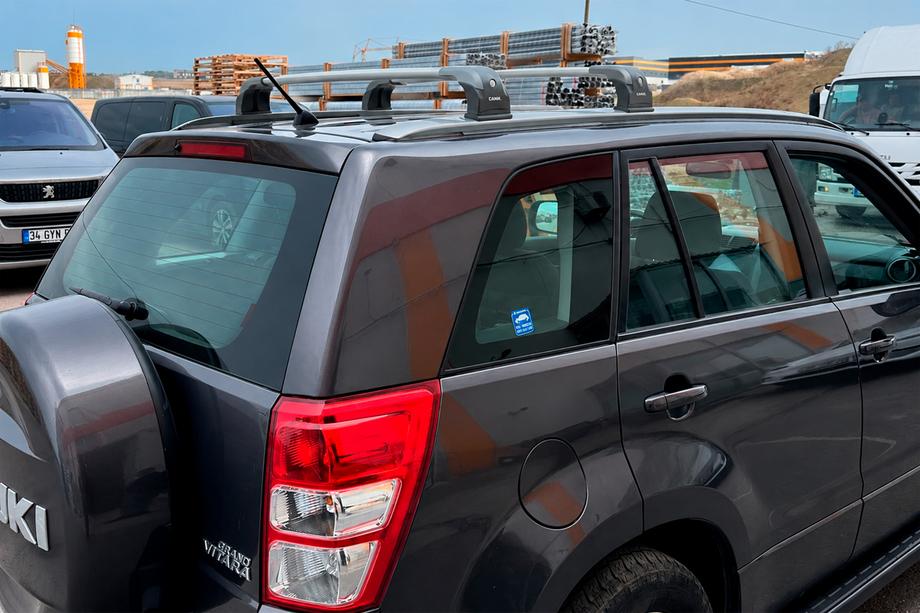 Suzuki Grand Vitara 2005–2017 Strešni nosilci (prečke) za tovarniška pritrdilna mesta Ecem V3 (2 kosa) Siva, 110 cm Fotografija 5