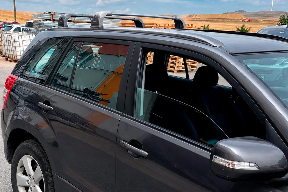 Suzuki Grand Vitara 2005–2017 Strešni nosilci (prečke) za tovarniška pritrdilna mesta Ecem V3 (2 kosa) Siva, 110 cm Fotografija 8