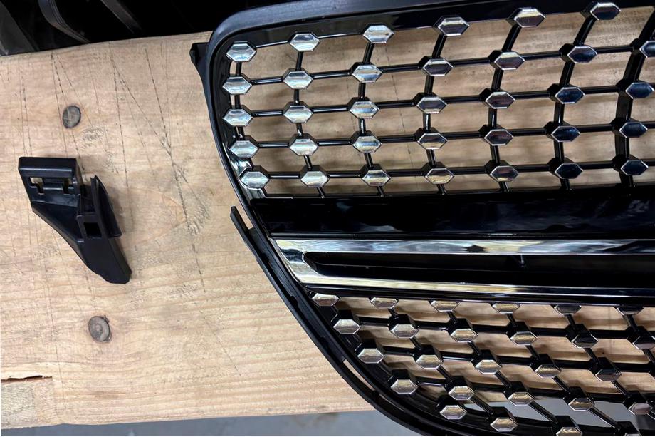 Mercedes GLE/ML class W166 2011–2018 Artikel II. kakovosti: tuning maska Diamond Black (GLE) Fotografija 2