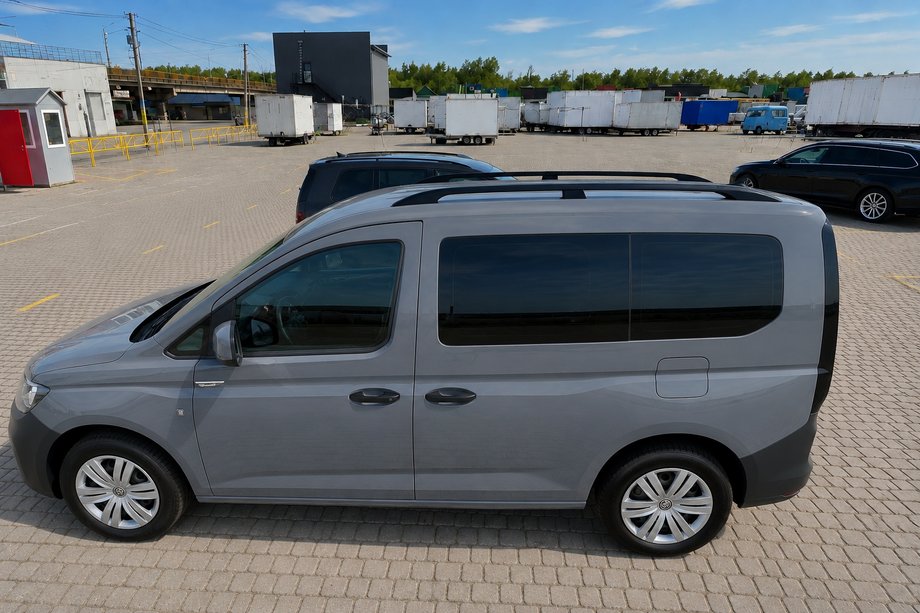 Ford Connect 2021– Črne strešne sani (turški dizajn) Standardna, plastične noge Fotografija 2