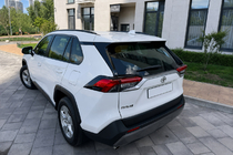 Toyota Rav 4 2019–2025 Integrirane strešne letve črne OEM V2 (aluminij) fotografija 1