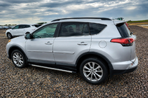 Toyota Rav 4 2019–2025 Črne OEM strešne vzdolžne letve (aluminij) fotografija 1