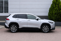Toyota Corolla Cross 2020– Integrirane strešne letve sive OEM (aluminij) fotografija 2