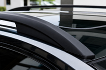 Toyota Corolla Cross 2020– Črne OEM strešne vzdolžne letve (aluminij) fotografija 1