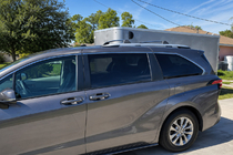 Toyota Sienna 2020– Integrirane strešne letve sive OEM (aluminij) fotografija 2