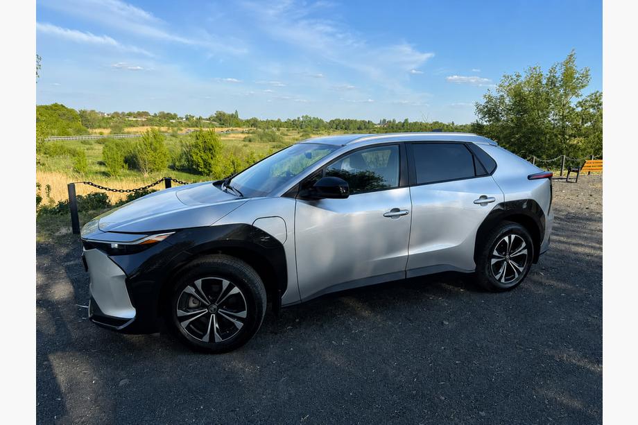 Toyota bZ4X 2022– Integrirane strešne letve sive OEM (aluminij) Image