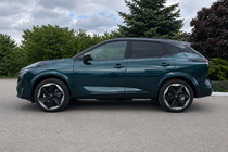 Nissan Qashqai 2021– Integrirani strešni nosilci črni OEM (aluminij) fotografija 1