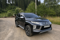 Mitsubishi Pajero Sport 2015– Integrirane strešne letve črne OEM (2019-, aluminij) fotografija 1
