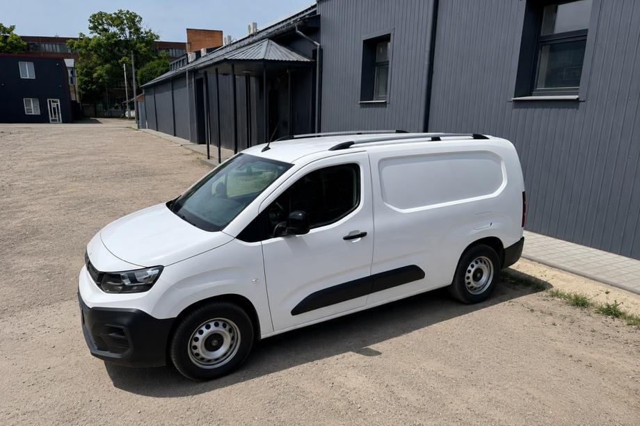 Citroen Berlingo/Multispace 2018– Kromirane strešne letve (turški dizajn) Standardna medosna razdalja, kovinske noge Fotografija 2