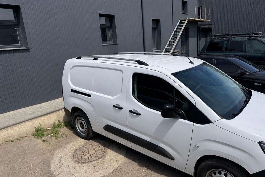 Citroen Berlingo/Multispace 2018– Kromirane strešne letve (turški dizajn) Standardna medosna razdalja, kovinske noge Fotografija 3
