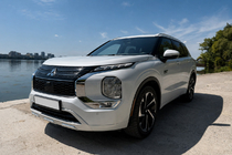Mitsubishi Outlander 2021– Integrirane strešne letve sive OEM (aluminij) fotografija 2