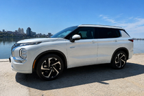Mitsubishi Outlander 2021– Integrirane strešne letve sive OEM (aluminij) fotografija 1