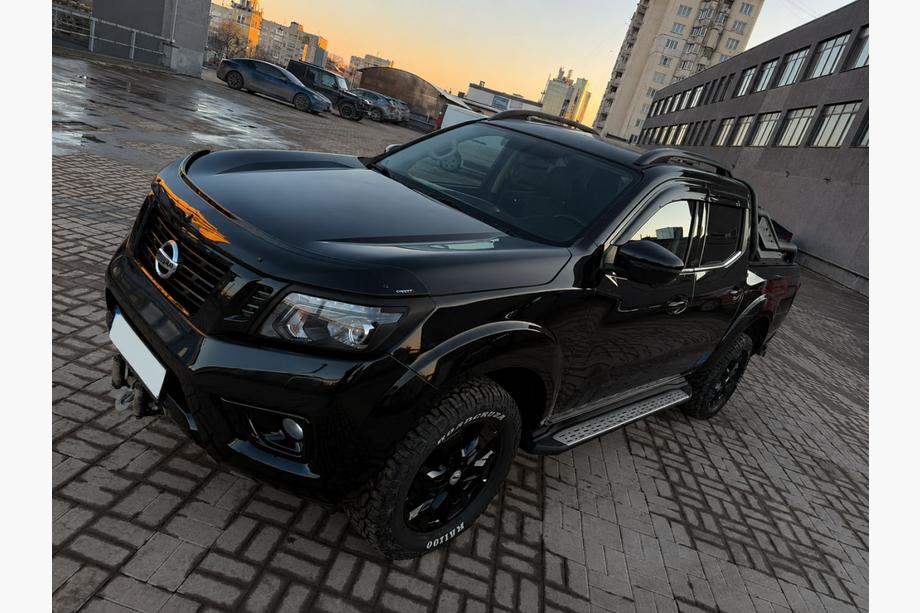 Nissan Navara/NP300 2016– Črne OEM strešne letve (ABS plastika, montaža z lepilom) Image