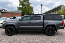 Toyota Tacoma 2015–2023 Črne OEM strešne vzdolžne letve (aluminij) fotografija 2
