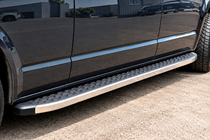 Volkswagen T5 Transporter 2003–2010 Stranske stopnice BlackLine (2 kosa, aluminij) Dolga medosna razdalja fotografija 1