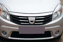 Dacia Sandero 2007–2013 Nerjaveča letvica za sprednjo masko fotografija 1