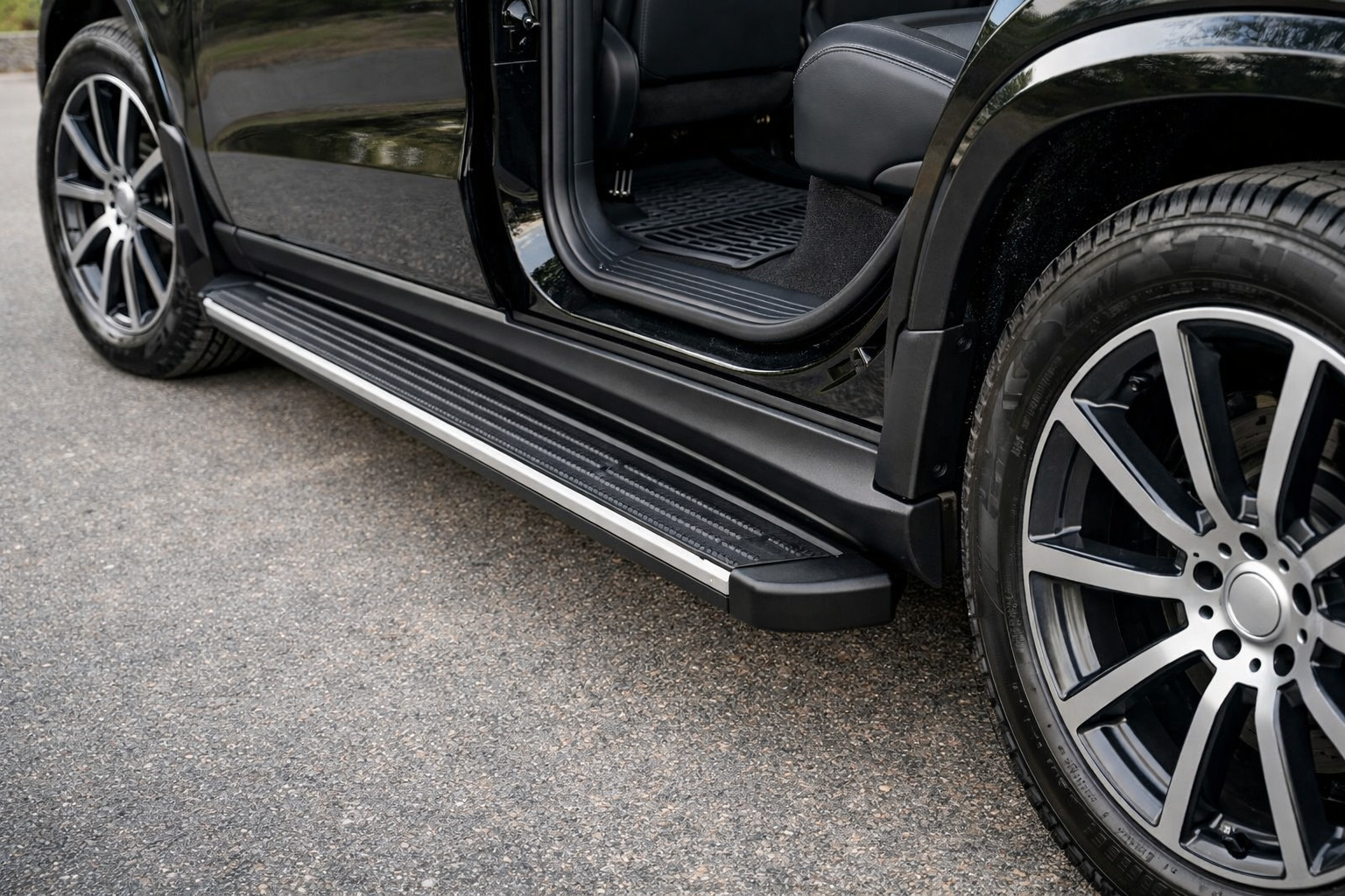 Mercedes GLS X167: bočne stopnice za čistejše pragove in lažje vstopanje