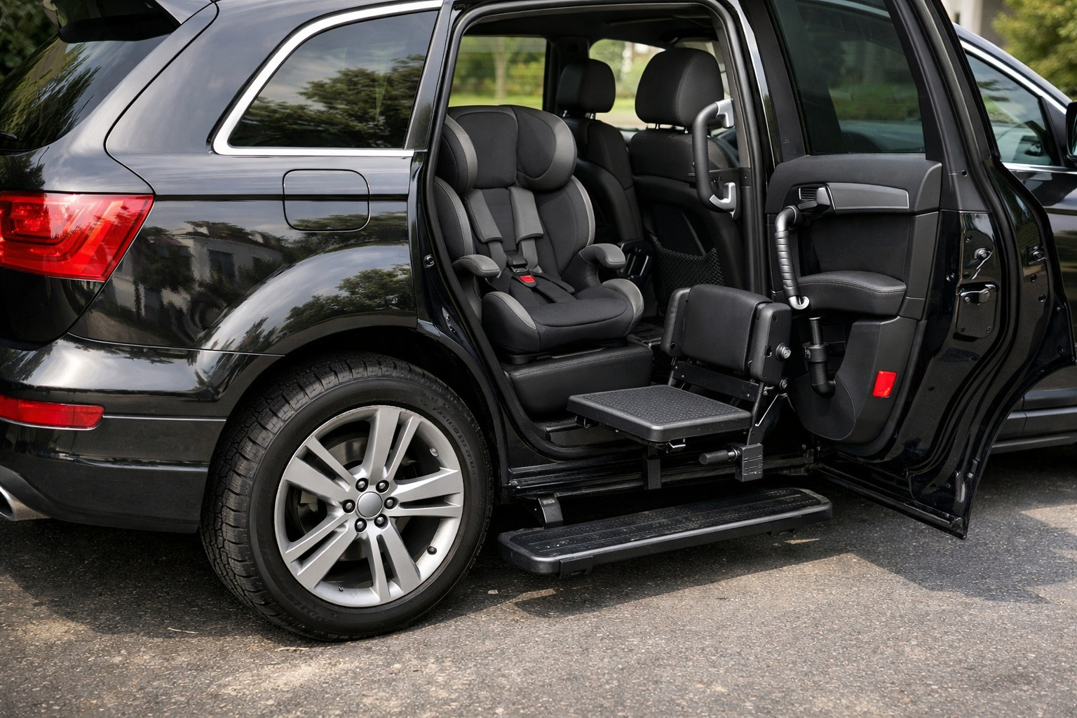 Kaj namestiti na Audi Q7 2005-2015 za lažje vstopanje otrok in starejših potnikov